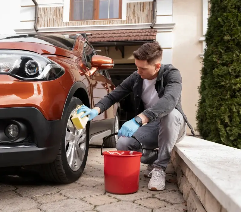Lavage auto à domicile Le Mazeau : professionnel intervenant sur un véhicule